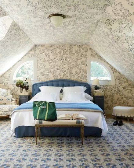 How to wallpaper sloping or slanting ceilings - choice of wallpaper, ideas and methods | Blog | Wallpaper from the 70s Attic Guest Room, Attic Renovation Ideas, Next Bedroom, Slanted Ceiling, Attic Ideas, Dream Bedrooms, Attic Space, Attic Room, Attic Bedrooms