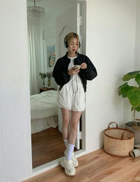 Crocs Ootd Women, Y2k Crocs Outfit, Styling White Crocs, Styling Platform Crocs, Summer Outfits Crocs, Outfits With Platform Crocs, White Crocs Outfit Summer, Korean Crocs Outfit, White Platform Crocs Outfit