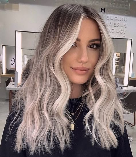 Ash Blonde Hair Balayage, Baylage Hair, Blonde Hair With Roots, Summer Blonde Hair, Blonde Hair Makeup, Ash Blonde Hair Colour, Ash Blonde Balayage, Ombre Hair Blonde, Balayage Blonde