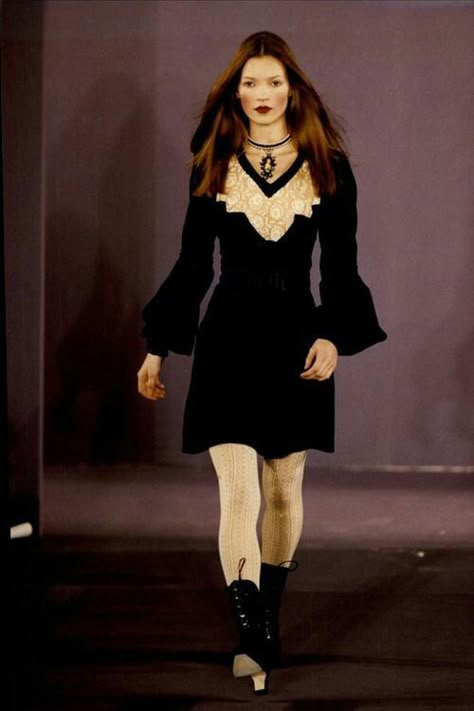 Anna Sui 1993 1990s Fashion Trends, Cookies Aesthetic, Harry Clarke, Diy Outfits, 90s Runway, 1990s Fashion, Linda Evangelista, Hip Hop Outfits, Halloween Cookies