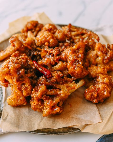 Korean Fried Cauliflower (with the same soy garlic glaze in our popular Korean Fried Chicken recipe) is a special treat, and entirely vegan! Source: thewoksoflife.com Fried Chicken Side Dishes, Korean Fried Cauliflower, Korean Fried Chicken Recipe, Recipe Korean, Vegan Fried Chicken, Vegan Fries, Woks Of Life, The Woks Of Life, Side Dishes For Chicken