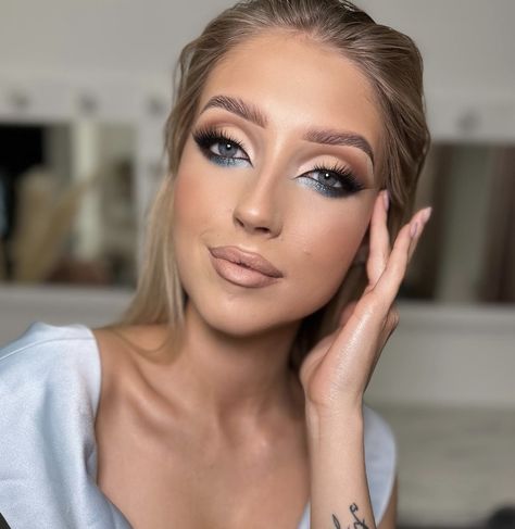 Makeup Baby Blue, Makeup Celeste, Blue And White Outfits, Dusty Blue Dress, Makeup Photos, Glossy Makeup, Light Blue Dresses, Peach Fuzz, Photo Makeup