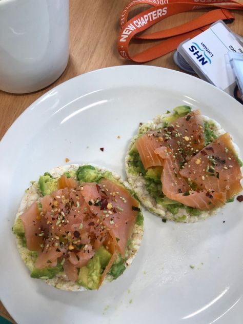 Salmon Rice Cakes, Rice Cake Avocado Toast, Rice Cakes Avocado, Rice Cake With Avocado, Smoked Salmon Rice Cake, Salmon Rice Avocado, Salmon Low Calorie, Avocado Toast Salmon Egg, Rice Cakes Toppings