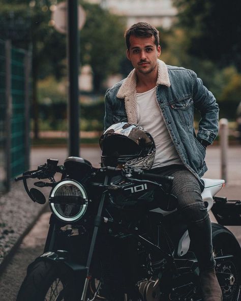 #woman #men #fashionoutfits #blackoutfit #fashiontrends #fashion #dressesformen #blackfashionblogger #blackfashion #fashiontrends2021 Motorcycle Outfit For Men, Biker Outfit Men, Motorcycle Photo Shoot, Outfit Biker, Biker Photos, Mujeres Tattoo, Denim Photoshoot, Motorcycle Fashion, Biker Photography