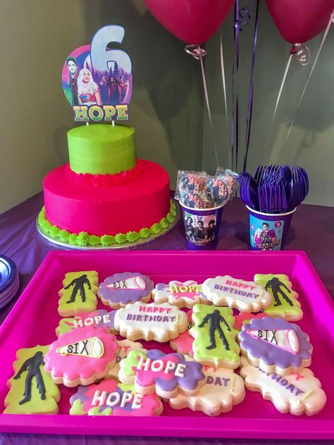 Zombies 2 Theme Birthday Party Zombie Themed Party, Zombie Birthday Cakes, Fiesta Bluey, 2 Birthday Party, Zombies Disney, Zombie Birthday Parties, Cakes Decor, Disney Zombies, Movie Birthday Party