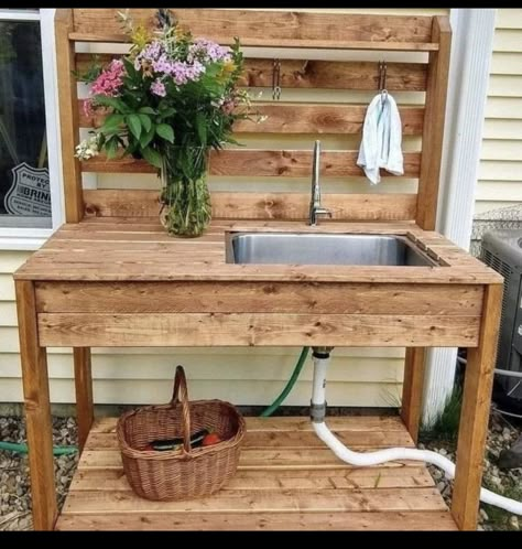 Diy Sink Outdoor, Porch Sink Ideas, Diy Outside Sink Ideas, Backyard Sink Station, Diy Potting Table With Sink, Off Grid Sink Diy, Outdoor Kitchen Pallets, Outdoor Garden Sink Station, Outdoor Dish Washing Station