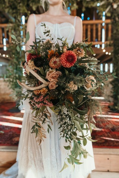 Rustic Bridal Bouquet, Winter Bridal Bouquets, Western Style Wedding, Antler Wedding, Country Bride, Sunflower Arrangements, Field Wedding, Western Romance, Rustic Wedding Cake Toppers