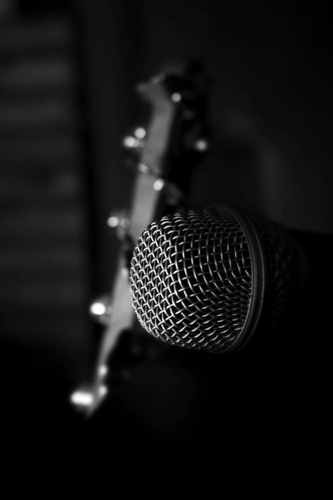 Microphone Closeup with Bass Guitar In The Background Aesthetic Music Pictures, Mic Aesthetic, Microphone Aesthetic, Guitar And Microphone, Guitar Background, Musician Photography, Music Studio Room, Music Pictures, Music Images