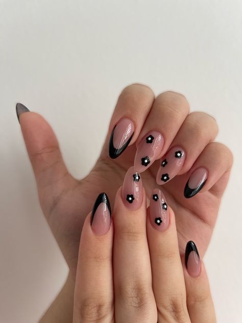 Edgy Almond Nails Designs, Almond Nails Designs Black And White, Black Almond Nails Short, Almond Shaped Nails Black, Black And White Nails Almond, Almond Nails With Rhinestones, Black And White Almond Nails, Black Almond Nails Designs, White Almond Nails