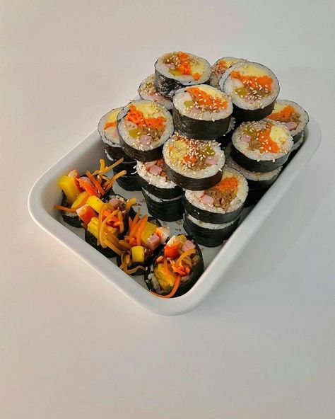 #food #korean #gimbap Gimbap Recipe, Food Korean, K Food, Happy Foods, Food Goals, Japan Food, Cooking Inspiration, Food Videos Cooking, Food Obsession