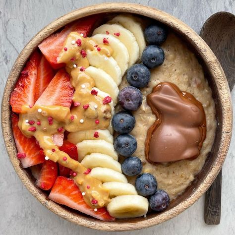 Cute Oatmeal, Oatmeal Aesthetic Instagram, Oatmeal Bowl Aesthetic, Oat Meal Aesthetic, Strawberry Oatmeal Aesthetic, Oatmeal With Fruit Aesthetic, Healthy Brunch, Yogurt Bowl, Chia Seed Pudding