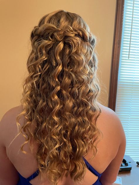 Hoco Hair Curly Natural Curls, Naturally Curly Hoco Hairstyles, Prom Hair For Wavy Hair, Prom Hairstyles For Wavy Hair Natural, Natural Curls Hairstyles Wedding, Curly Hair Prom Styles Half Up, Half Updos For Curly Hair, Curly Half Updos For Long Hair, Natural Curly Hairstyles For Homecoming