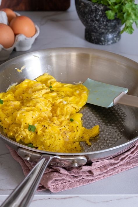 Seasoned Cast Iron Pan, Best Scrambled Eggs, Stainless Steel Skillet, Cooking Eggs, Stainless Steel Pan, Creamy Scrambled Eggs, Induction Stove Top, Fluffy Eggs, Best Pans