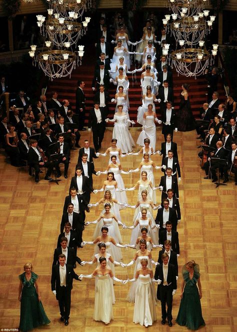 Right out of the history books. 186 debutantes and their partners dance the opening waltz at the Vienna Opera Ball. Naomi Campbell Aesthetic, Campbell Aesthetic, Vienna Ball, Vienna Opera Ball, Waltz Dance, Ball Dance, Ball Room, Ball Aesthetic, Debutante Ball