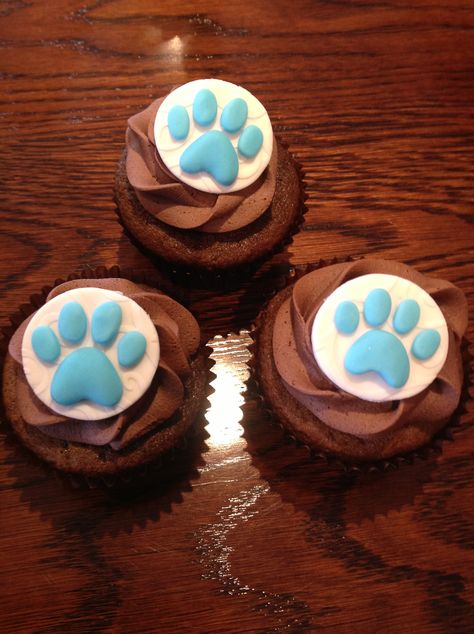 fondant paw print cupcakes (SPCA cupcake day) Paw Print Cupcakes, Dog Paw Cupcakes, Cat Paw Cupcakes, Easy Dog Themed Cupcakes, Birthday Cupcakes Dog Theme, Fondant Dog Cupcake Toppers, Puppy Cupcakes, Cupcake Day, Dog Cupcakes