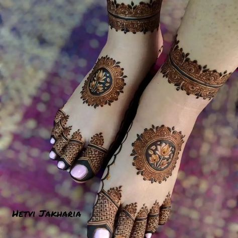 Bridal Mehndi Foot Designs, Engagement Leg Mehndi Designs, Mehndi Designs For Foot Simple, Lag Mehndi Design Simple, Foot Mehndi Designs Bridal, Bridal Mehndi Designs For Foot, Lag Mehndi Design, Legs Mehndi Design Bridal, Foot Mehandi Designs