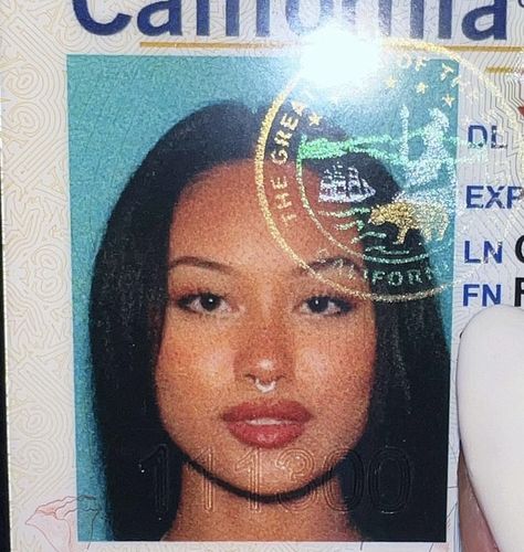 License Id Picture Aesthetic, Pretty Id Photo, Celebrity Id Card Photo, Id Photo Makeup Inspiration, Baddie Id Card Picture, Cute License Pictures, Drivers Lisence Makeup, Driver License Makeup, Pretty Id Picture