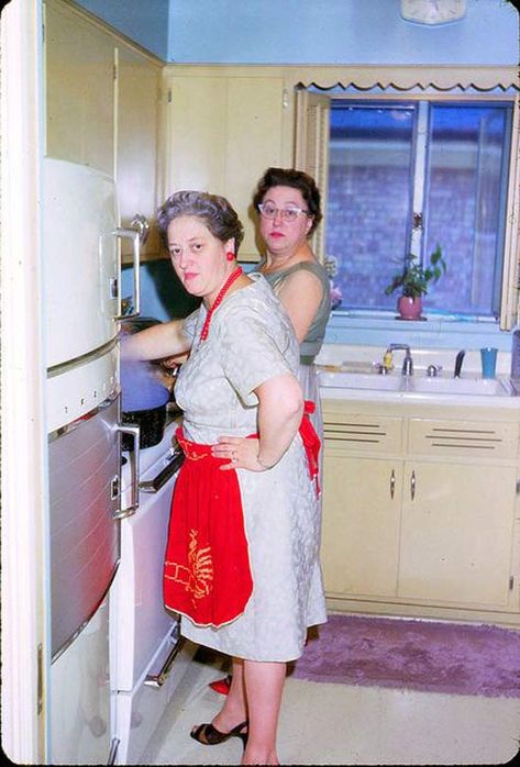 Funny Family Photos, Eyes Glasses, Vintage Housewife, An Apron, Family Humor, Poor People, Vintage Life, House Kitchen, Be Ready