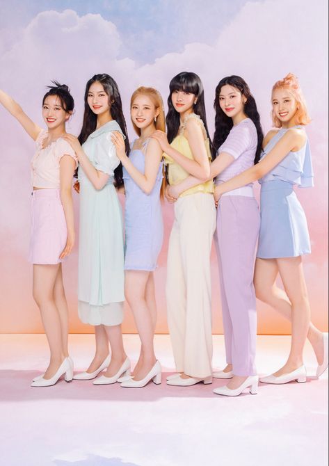 Pastel Group Outfits, Pastel Group Photoshoot, 6 Member Photoshoot, Pastel Outfits Aesthetic, Photoshoot Studio Ideas, Yearbook Photoshoot, Y2k Photoshoot, Lover Outfit, Studio Photoshoot Ideas