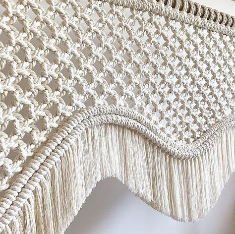 🌊🖤 Link in bio for tutorial. Table Runner Macrame, Macrame Banner, Macrame Table, Macrame Home, Macrame Knots Tutorial, Macrame Table Runner, Macrame Lace, Macrame Knots Pattern, Macrame Dress