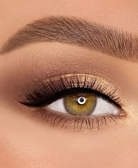 13. A pop of gold eye shadow look Add a sparkly to your look with eye makeup like this! Here we have a pop... Make Up Looks Gold, Natural Gold Eyeshadow Looks, Gold Makeup For Green Eyes, Makeup Looks Gold Eyes, Golden Eye Makeup Wedding, Gold Makeup Looks For Wedding, Evening Make Up For Green Eyes, Golden Look Make Up, Hoco Makeup Ideas Natural Green Eyes