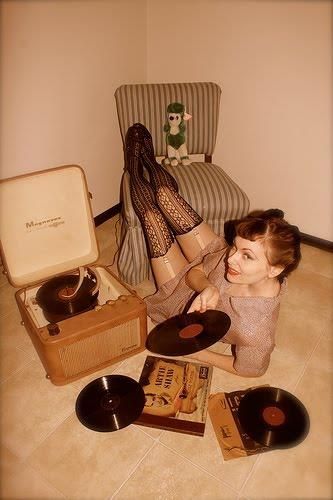 vintage records & player Record Players, Vinyl Music, Vintage Records, Vintage Vinyl Records, Pin Up Style, Vintage Pictures, Record Store, Vintage Girls, Up Girl