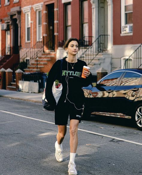 90s Gym Outfit, 90s Sporty Fashion, Sporty Aesthetic Outfit, Juice Lifestyle, Sporty Aesthetic, Outfit Vintage, Nyc Life, Sporty And Rich, Green Juice