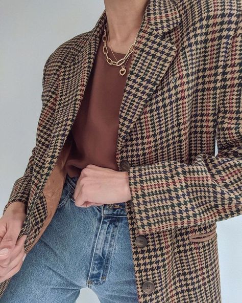 Plaid Coordinates Outfit, Outfits With Plaid Blazer, Menswear Blazer Outfit Women, Blazer Plaid Outfit, Brown Plaid Blazer Outfit Casual, Lesbian Blazer Outfit, Autumn Blazer Outfit, Stripes Outfit Korean, 70s Blazer Outfit