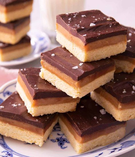 Millionaire Shortbread Recipe, Millionaire's Shortbread, Caramel Shortbread, Caramel Treats, Shortbread Recipe, Millionaire Shortbread, Preppy Kitchen, Shortbread Bars, Caramel Bars