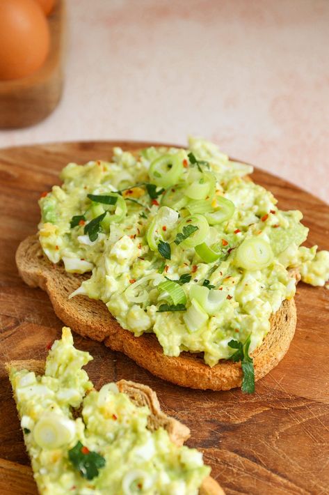 Wat eten we vandaag? We eten een avocado-ei salade op brood. Zo lekker! Egg Salad Toast, Avocado Recipes Healthy, Sourdough Toast, Avocado Egg Salad, Egg Salad Recipe, Keto Snack, Salad Recipes For Dinner, Appetizer Salads, Snacks Für Party