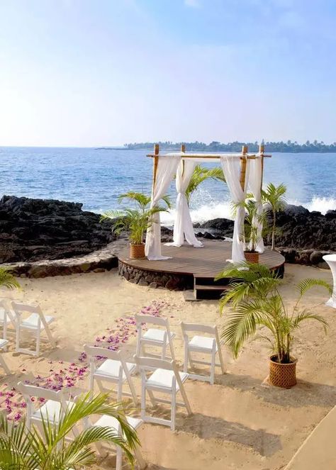 Small Intimate Wedding Venues, Small Beach Weddings, Hawaii Wedding Ideas, Hawaii Beach Wedding, Wedding Venues Hawaii, Hawaii Destinations, Smallest Wedding Venue, Intimate Wedding Venues, Kauai Wedding