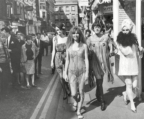 26 amazing photos of Carnaby Street in the swinging Sixties and Seventies | London Evening Standard Vintage Fashion 1960s, Swinging 60s, Swinging London, Carnaby Street, Fashion 1960s, London History, Swinging Sixties, Trendy Boutique, Old London