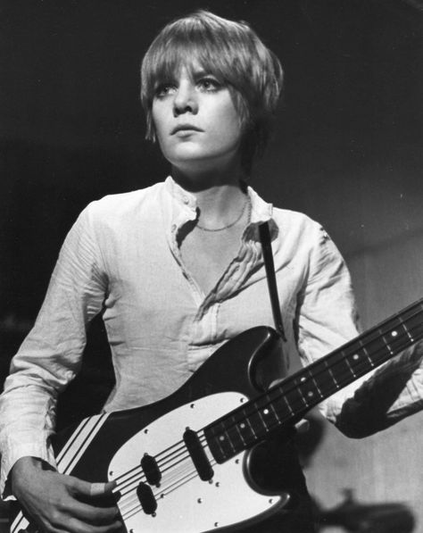 Tine Weymouth of The Talking Heads - letting my hair grow out like this :-) Female Bassist, Tina Weymouth, Tom Tom Club, Stop Making Sense, Bass Guitar Lessons, David Byrne, Women Of Rock, Bass Players, Guitar Girl