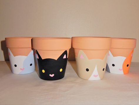 Animal Painted Pots, Cat Flower Pot Painting, Cute Pot Designs Painted, Painted Plant Pot Ideas, Painted Flower Pot Ideas, Mini Pot Painting Ideas, Painting Planters Pots Ideas, Painting Flower Pots Ideas Simple, Flower Pot Designs Painted