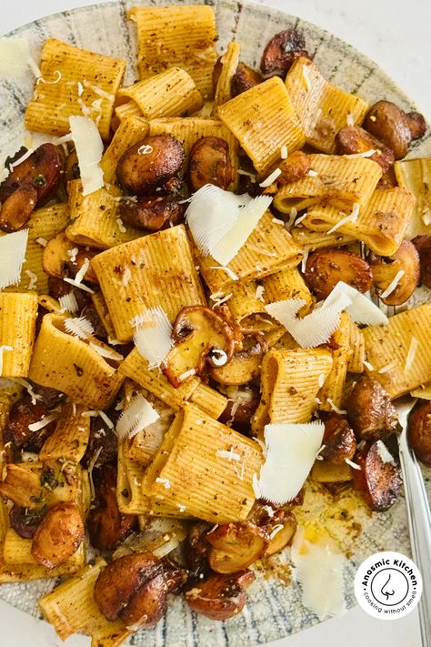 Balsamic Mushroom Pasta that tastes absolutely phenomenal! Everything you need from a meal in one bowl, sensationally delicious, and easy to prepare. Olive oil and butter coated mushrooms with balsamic vinegar in a creamy garlic and fresh thyme sauce, finished with parmesan shavings, sea salt and fresh black pepper. #mushroompasta #easypastarecipe #pastawithmushroom #pastawithbalsamic #balsamicrecipes #mushroomrecipes #pastadinnerideas #pastadinner #bestpastarecipe #easypastarecipe # Balsamic Mushroom Pasta, Olive Oil Noodles, Balsamic Mushroom, Thyme Sauce, Balsamic Pasta, Smoothie Without Banana, Balsamic Glaze Recipes, Balsamic Mushrooms, Mushroom Recipes Pasta