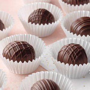 Mocha Truffles, Truffle Recipe Easy, Caramel Truffles, Easy Truffles, Homemade Truffles, Caramel Truffle, Coconut Candy, Christmas Candy Recipes, Truffle Recipe Chocolate