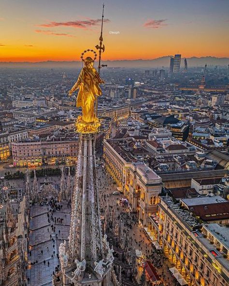 Instagram Milan Cathedral, Italian Interior Design, The Virgin Mary, Places In The World, Italian Language, Gothic Architecture, Italian Greyhound, Beautiful Places In The World, Milan Italy