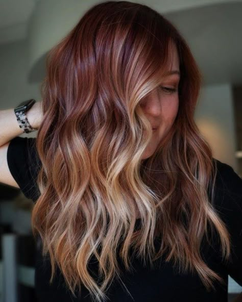 Women With Long Hair, Long Hairstyles For Women, Blonde Ends, Red Blonde Hair, Haircuts For Long Hair With Layers, Hair Blond, Ombre Hair Blonde, Long Dark Hair, Hair Flip