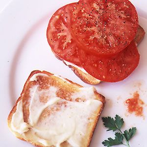 Mater Sammich...ain't nothin' better Italian Tomato Salad, Tomato Sandwich Recipes, Mayo Sandwich, Summer Sandwiches, Summer Tomato, Tomato Sandwich, Southern Cooking, Tomato Recipes, Wrap Sandwiches