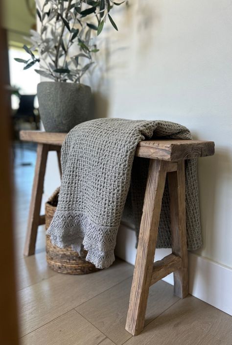 Hallway Styling, Rustic Charm Decor, Cottage Entryway, Comfy Cozy Home, Decorative Bench, Bench Sofa, Antique Bench, Rustic Vintage Decor, Vintage Bench