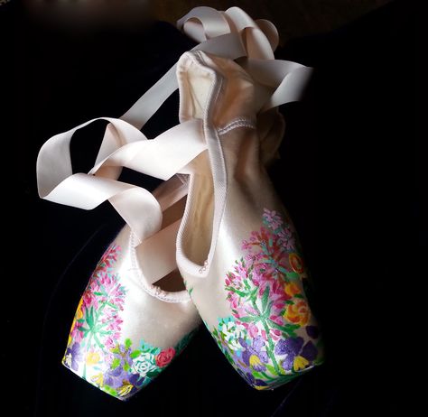 Spring! Painting On Pointe Shoes, Pointe Shoe Decorations Ideas, Pointe Shoes Painting, Painted Pointe Shoes, Decorated Pointe Shoes Ideas, Obsessed Artist, Clara Decorated Pointe Shoe, Ballet Pointe Shoes Decorated, Ballet Crafts