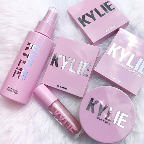 comment your all-time favorite Kylie product 😍✨ pic by @itsglambeautyxo Kylie Cosmetics Products, Kylie Kardashian Makeup, Kylie Products, Kylie Beauty, Kyle Cosmetics, Fancy Cosmetics, Kylie Makeup, Kylie Skin, Kylie Jenner Makeup