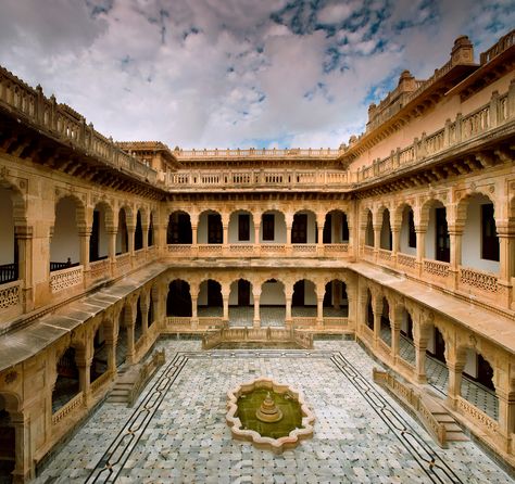 Indian Courtyard, Resorts Design, Palace Courtyard, Open Courtyard, Indoor Courtyard, Ancient Indian Art, Jama Masjid, Matted Hair, Mughal Architecture