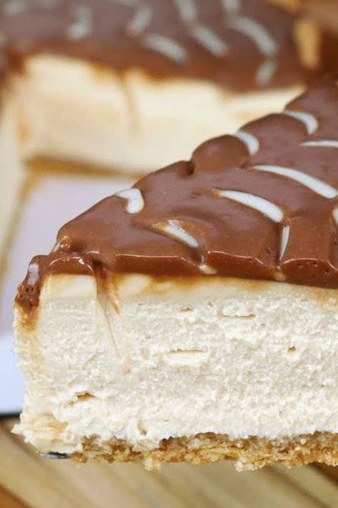 Umas das tortas mais famosas e queridas na confeitaria, a TORTA HOLANDESA! E não é para menos, ela é incrivelmente deliciosa, leve e derrete na boca, pode ser consumida gelada e congelada como um sorvete, de todo jeito fica maravilhosa. Pavlova, Rice Krispie Treat, Easy Desserts, Vanilla Cake, Sweet Recipes, Food And Drink, Portugal, Gluten Free, Cooking Recipes