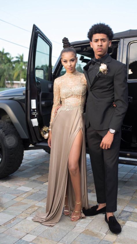 👑 Follow for more interest pins pinterest : @princessk 👑 Prom Tuxedo Ideas, Senior Ball Dresses, Black Prom Suits, Farewell Dresses, Homecoming Dresses Corset, Prom Goals, Prom For Guys, Homecoming Suits, Grey Evening Dresses