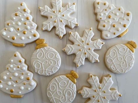 Snowflake Cookies Decorating, Modern Farmhouse Theme, Iced Christmas Cookies, Royal Icing Christmas Cookies, Ginger Cookies Christmas, Pine Wreaths, Snowflake Sugar Cookies, Christmas Sugar Cookies Decorated, Cute Christmas Cookies