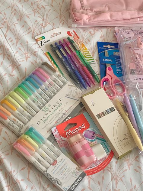 Pencils And Pens Aesthetic, Aesthetic Pencils, Pencils Aesthetic, Pencil Case Essentials, Highlighters Aesthetic, Pastel Stationary, Highlighters Pastel, Pencil Case Essential, Stationary Haul