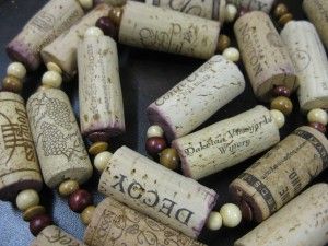 http://randomcreative.hubpages.com/hub/Recycle-What-To-Do-With-Wine-Corks-Crafts-Art-Projects-Ideas Wine Cork Garland, Cork Garland, Wine Cork Christmas Tree, Cork Christmas Trees, Wine Cork Wreath, Wine Cork Projects, Wine Cork Art, Cork Projects, Wine Bottle Corks