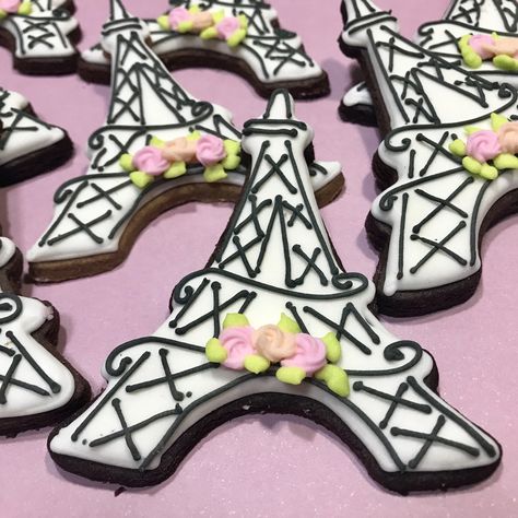 Eiffel Tower Eiffel Tower Cookies Royal Icing, Eiffel Tower Cookies Decorated, Eiffel Tower Cookies, Paris Cookies, Cookies Valentines, Paris Themed Birthday Party, Paris Cakes, Paris Birthday Parties, Paris Theme Party