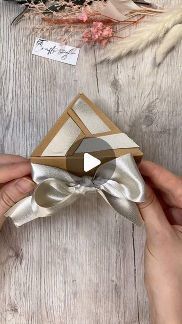 Creative Gift Wrapping Ideas, Packing Box Design, Selfie Booth, Christmas Gift Wrapping Diy, Gifts Boxes, Gift Boxes Decoration, Gift Wrapping Techniques, Creative Gift Wraps, Fancy Boxes